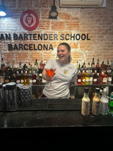 Vera achter de bar bij de European Bartender School in Barcelona