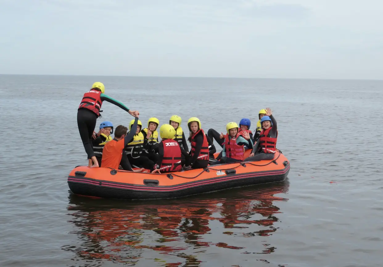 Raften als teamuitje in Zandvoort bij Mango's Beachbar.