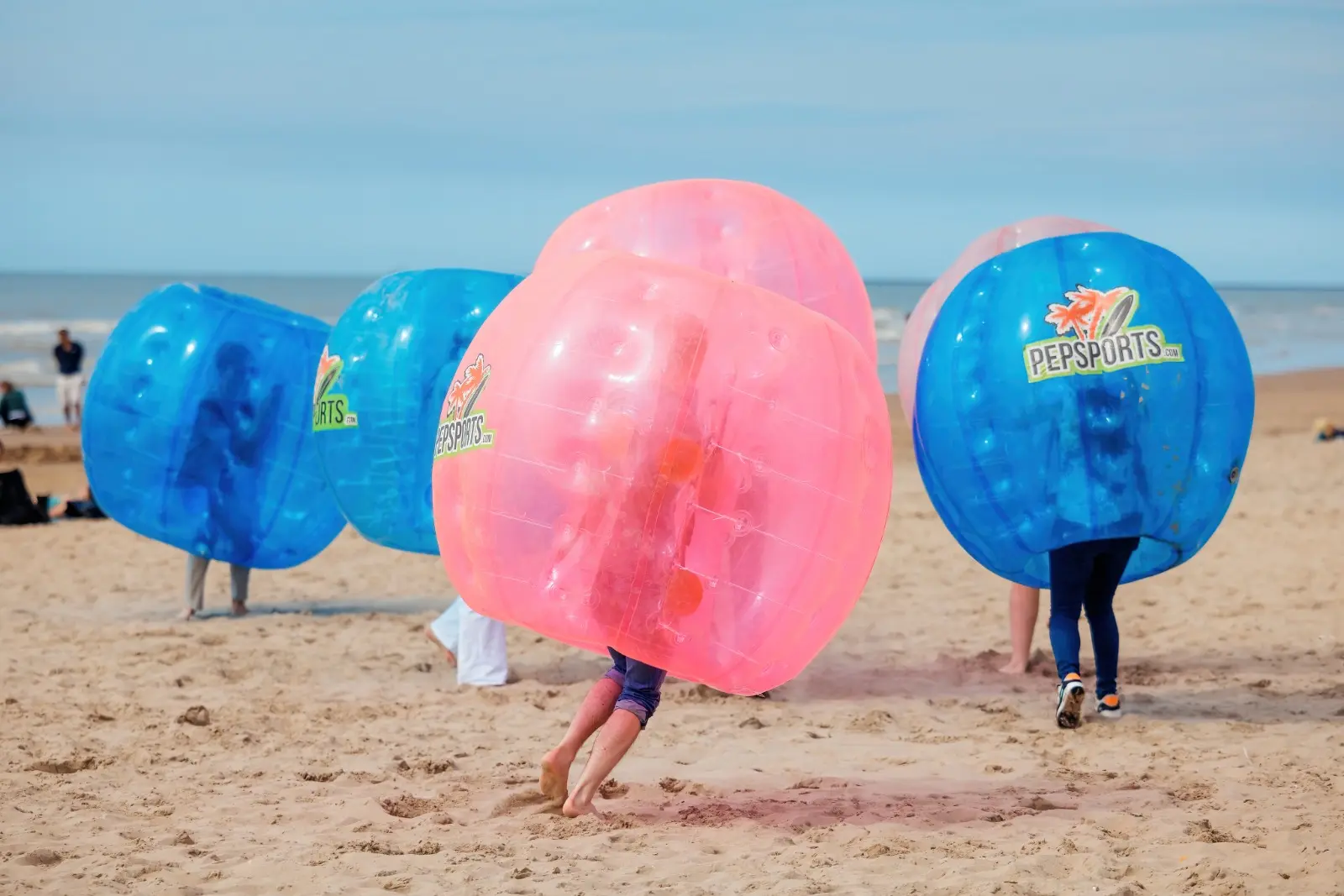 Buuble voetbal aan het strand van Zandvoort