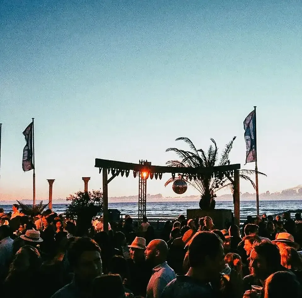 Feest_discobal_zonsondergang_compressed.webp
