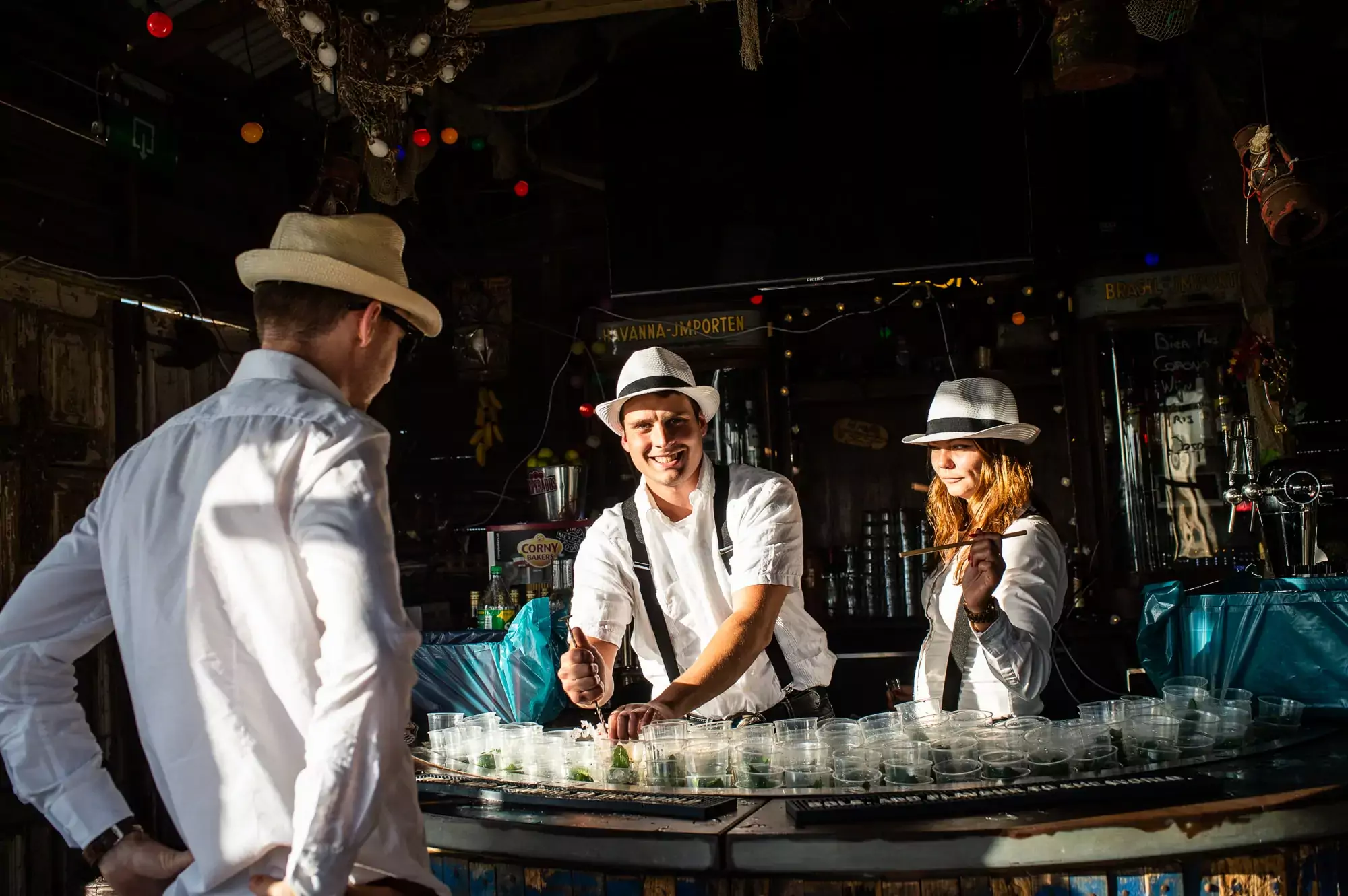 bar_personeel_cocktails_1_.webp bar_personeel_cocktails_1_.webp