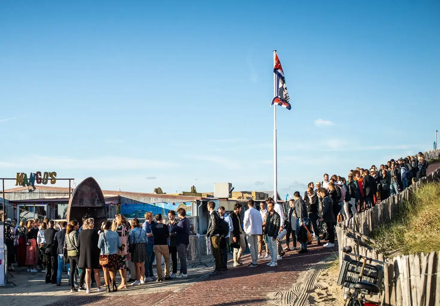 Mensen_in_de_rij_voor_Mangos_compressed.webp Mensen_in_de_rij_voor_Mangos_compressed.webp