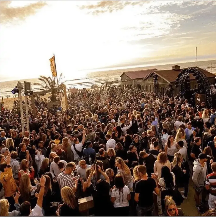 Groot_feest_met_zonsondergang__compressed.webp
