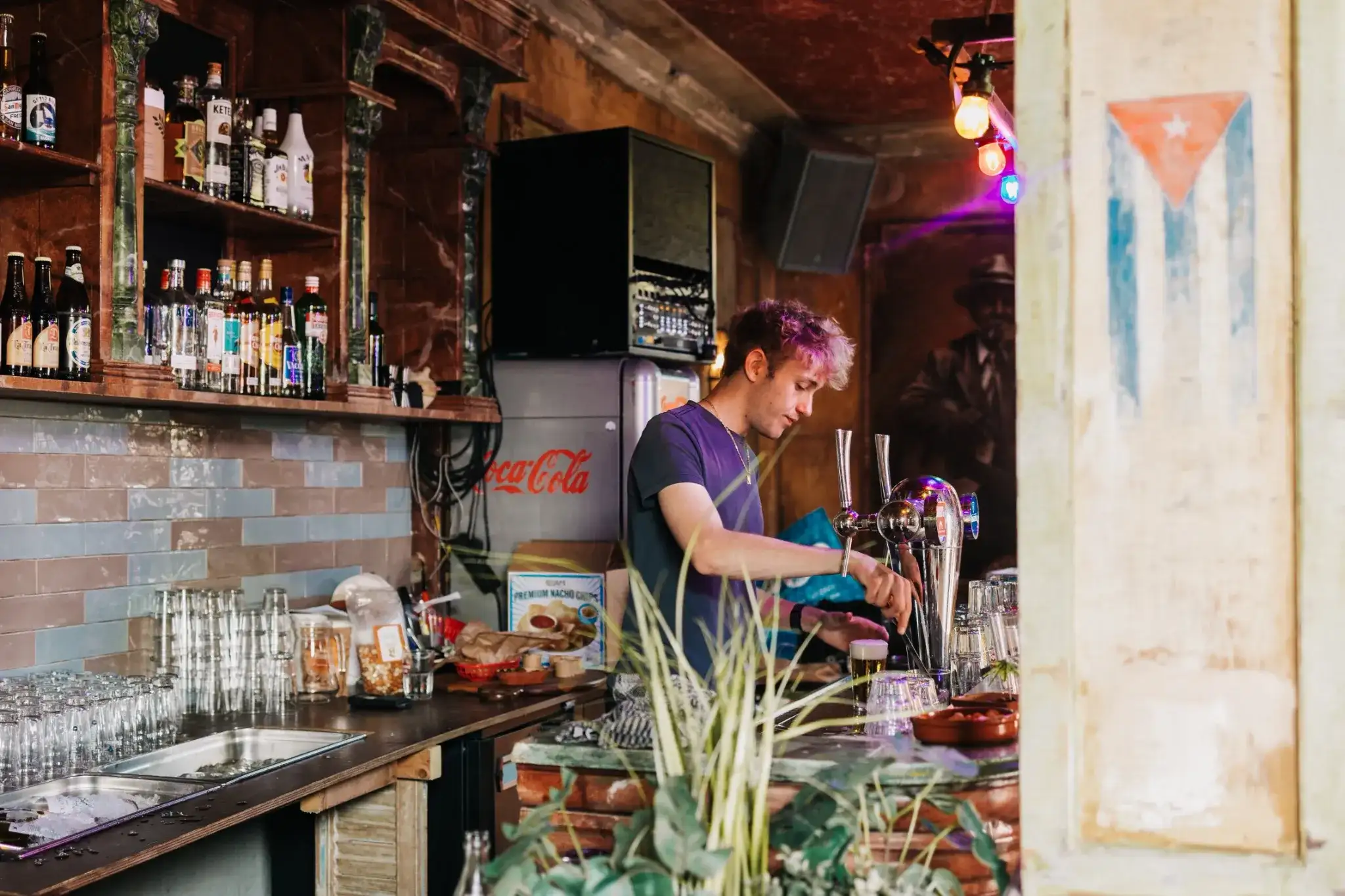 Barman_aan_het_tappen_compressed.webp