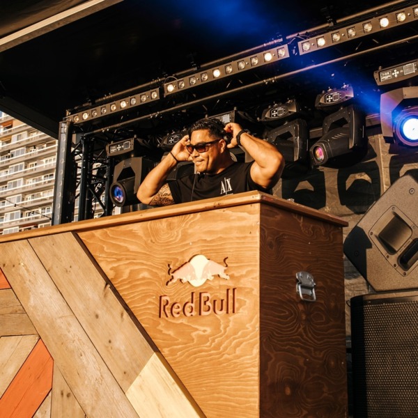 DJ die draait tijdens Zandvoort Alive.