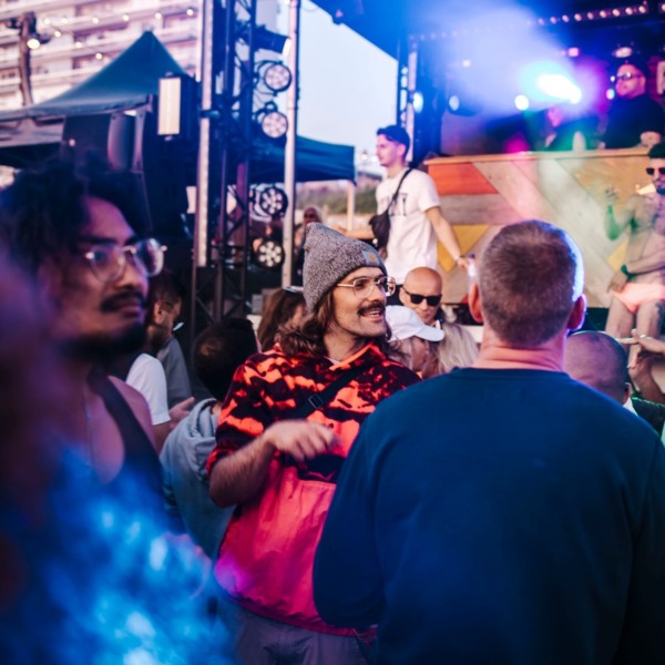 Groep feestende mensen bij Zandvoort Alive.