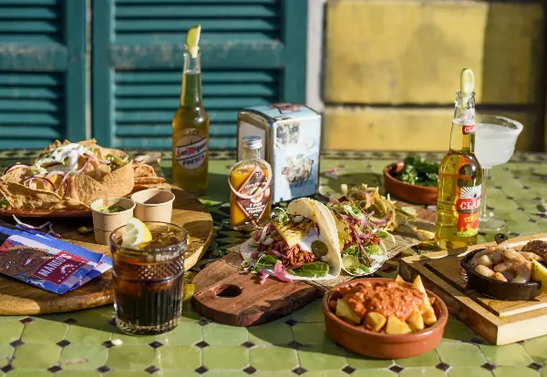 Tafel vol met tapas.