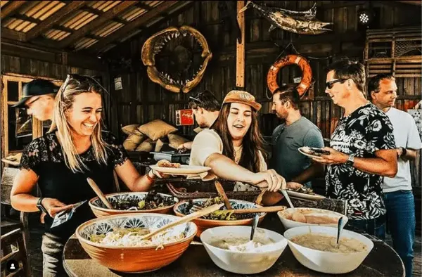 Twee meiden bij het buffet.