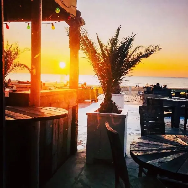 Terras met ondergaande zon.