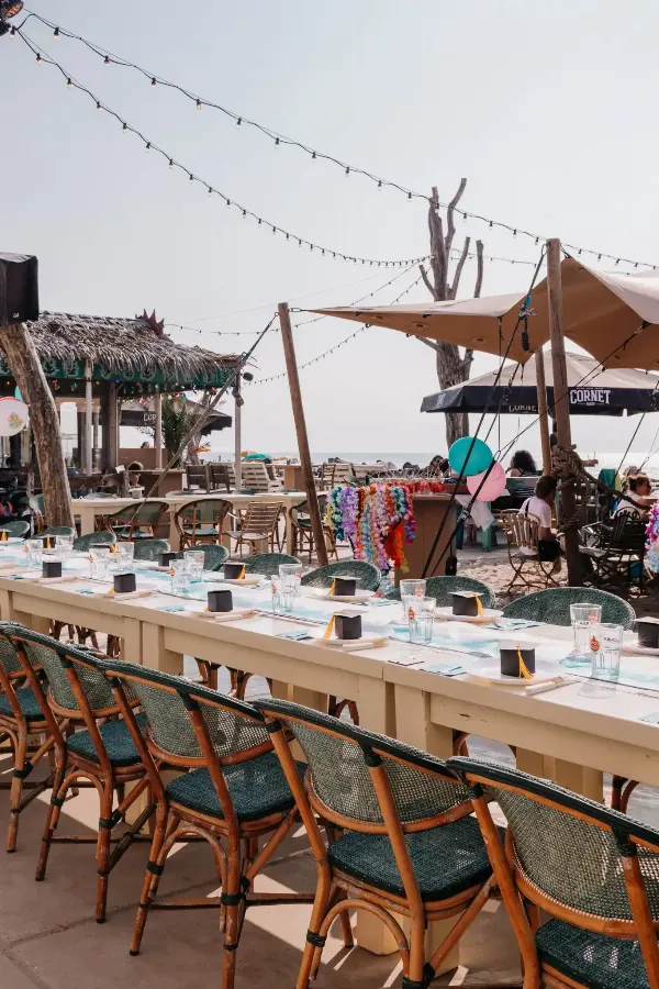Grote tafelopstelling op het terras.