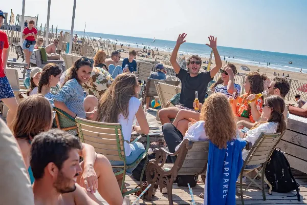 Juichende mensen op het strand van Zandvoort.