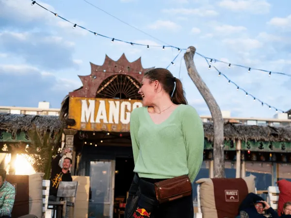 Personeel voor de entree van Mango's.