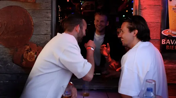 Drie mannen die met elkaar praten.