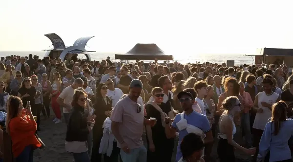Strandfeest bij Mango's.